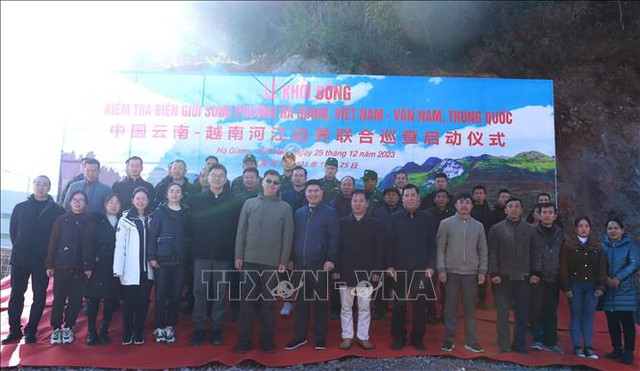 越南河江省与中国云南省边界联合巡查启动- Ảnh 1. 越南河江省与中国云南省边界联合巡查启动- Ảnh 1.