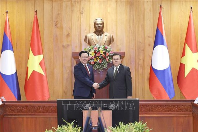 越南国会主席王廷惠与老挝国会主席赛宋蓬举行会谈- Ảnh 1.