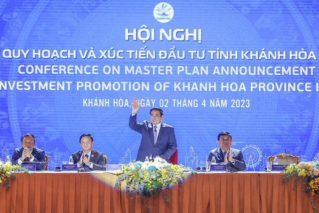 越南政府总理范明正出席庆和省总体规划公布及2023年招商引资会议 - Ảnh 3. 越南政府总理范明正出席庆和省总体规划公布及2023年招商引资会议 - Ảnh 3.