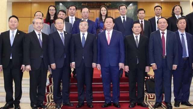 越共中央书记处书记、中央宣教部部长阮仲义与中共中央政治局委员、书记处书记、中宣部部长李书磊举行会谈- Ảnh 1.