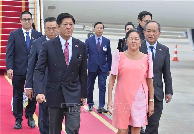 菲律宾总统马科斯抵达河内 开始对越南进行国事访问- Ảnh 1.