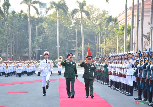 老挝国防部长坎良·奥萨宋访问越南- Ảnh 1.