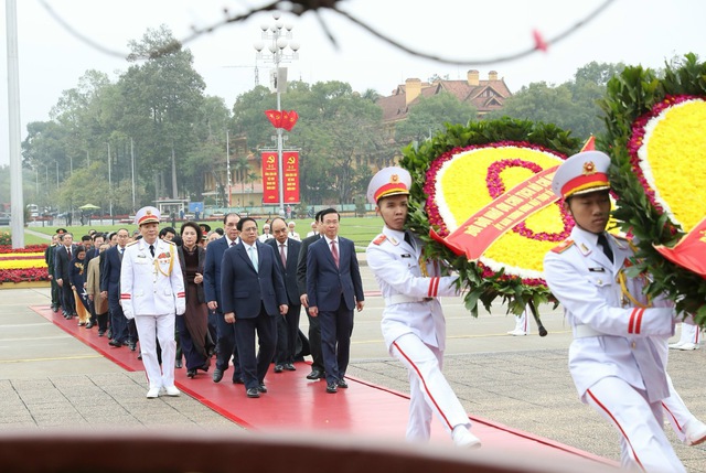 越南党、国家领导在2024年甲辰元旦节之际瞻仰胡志明主席陵并敬献花圈- Ảnh 1.