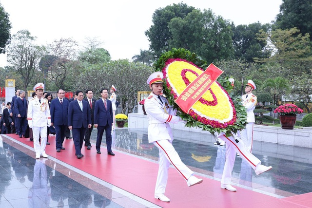 越南党、国家领导在2024年甲辰元旦节之际瞻仰胡志明主席陵并敬献花圈- Ảnh 3.