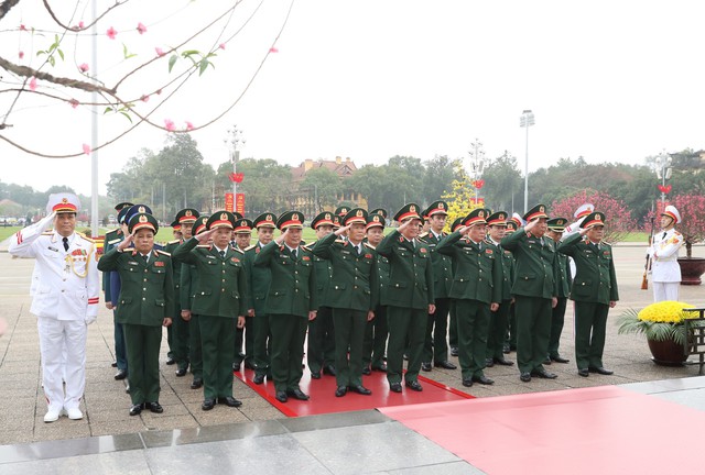 越南党、国家领导在2024年甲辰元旦节之际瞻仰胡志明主席陵并敬献花圈- Ảnh 4.