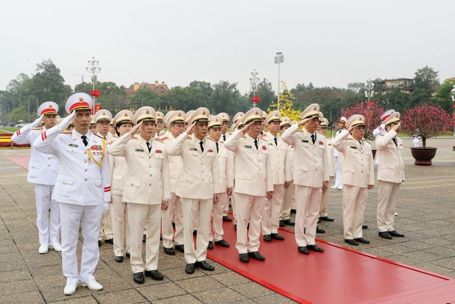 越南党、国家领导在2024年甲辰元旦节之际瞻仰胡志明主席陵并敬献花圈- Ảnh 5.
