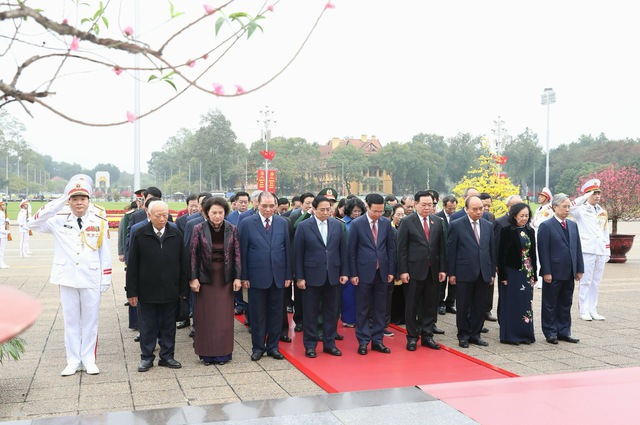 越南党、国家领导在2024年甲辰元旦节之际瞻仰胡志明主席陵并敬献花圈- Ảnh 2.
