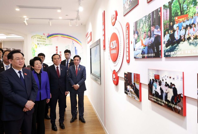 越南国会主席王廷惠到访上海市虹桥街道基层立法联系点- Ảnh 1.