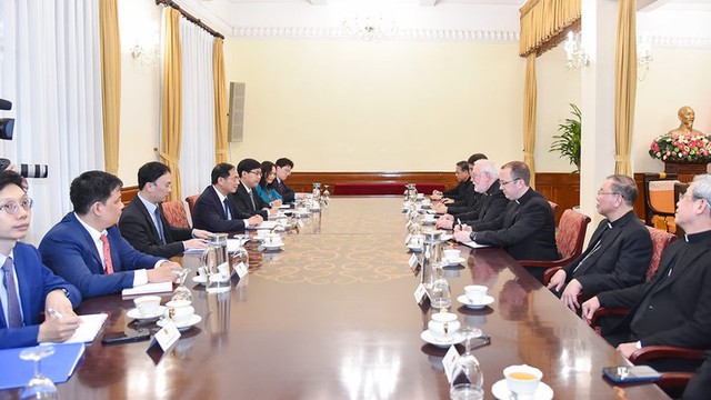 越南外交部部长裴青山会见梵蒂冈外交部长加拉格尔- Ảnh 1.