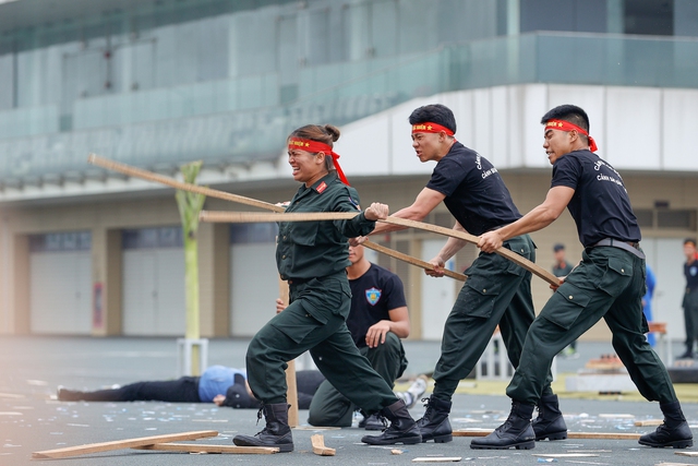 越南特警力量传统日50周年纪念典礼（组图）- Ảnh 19.