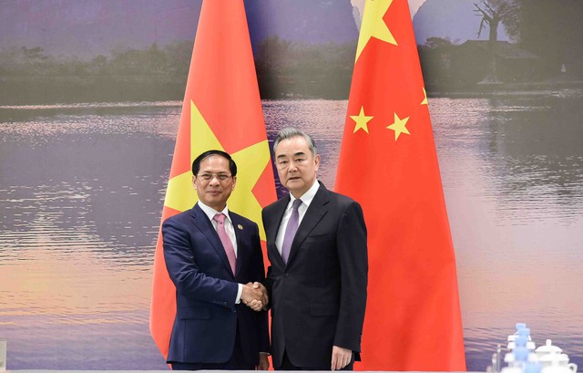 越南外交部长裴青山同中国外交部长王毅举行会谈- Ảnh 1.