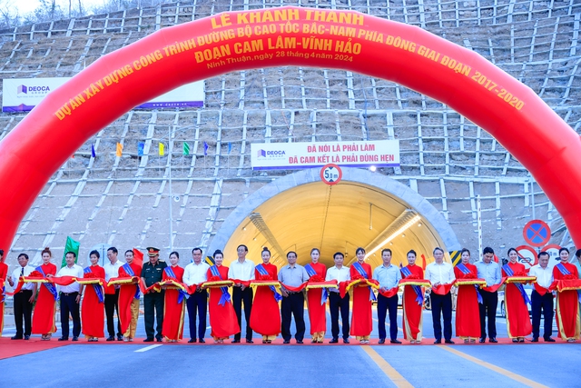 越南政府总理范明正下令开通甘林-永好、演州-跃滩等高速公路- Ảnh 1. 越南政府总理范明正下令开通甘林-永好、演州-跃滩等高速公路- Ảnh 1.