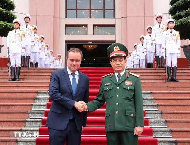 越南国防部部长潘文江同法国国防部部长塞巴斯蒂安·勒科尔尼举行会谈- Ảnh 1.