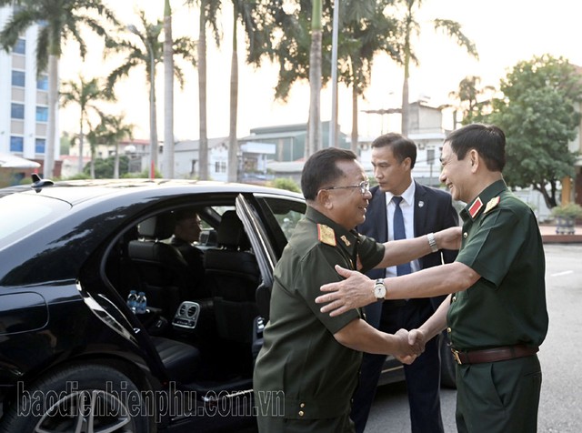 越南国防部长潘文江大将会见老挝副总理兼国防部长占沙蒙•占雅拉- Ảnh 1.
