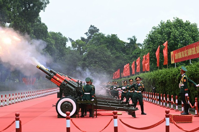 苏林主席主持迎接仪式欢迎普京总统对越南进行国事访问- Ảnh 3.