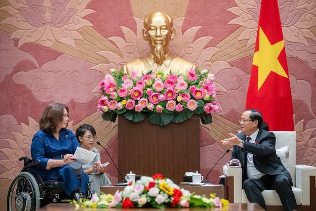 国会副主席陈光方会见美国联邦参议员谭美·达克沃斯- Ảnh 1.