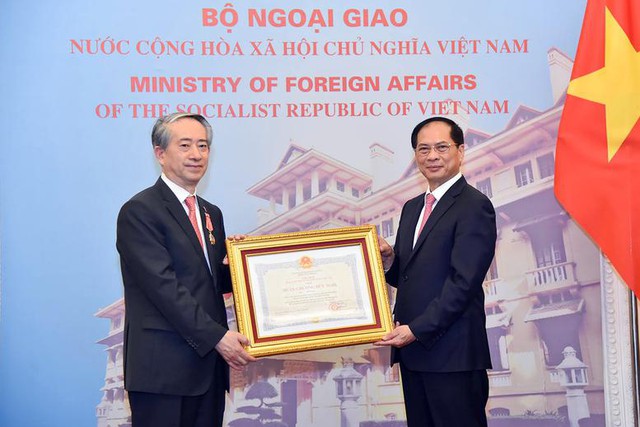 越南政府向中国大使熊波授予友谊勋章- Ảnh 1.