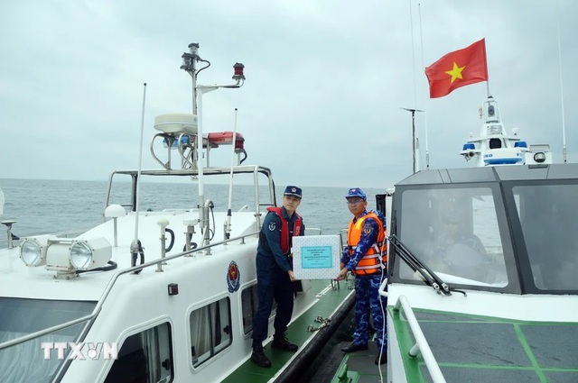 越中两国海警在北部湾海域联合巡逻- Ảnh 1.