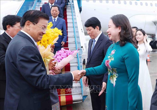 老挝人民革命党中央总书记、国家主席抵达河内,开始对越南进行国事访问- Ảnh 2. 老挝人民革命党中央总书记、国家主席抵达河内,开始对越南进行国事访问- Ảnh 2.