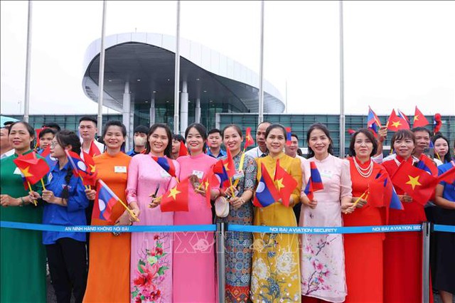 老挝人民革命党中央总书记、国家主席抵达河内,开始对越南进行国事访问- Ảnh 5. 老挝人民革命党中央总书记、国家主席抵达河内,开始对越南进行国事访问- Ảnh 5.