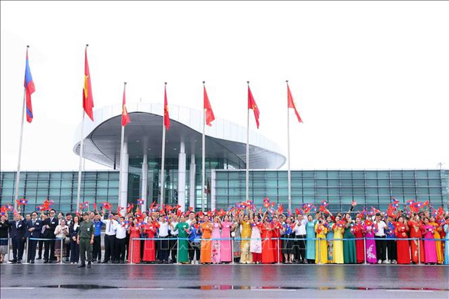 老挝人民革命党中央总书记、国家主席抵达河内,开始对越南进行国事访问- Ảnh 6. 老挝人民革命党中央总书记、国家主席抵达河内,开始对越南进行国事访问- Ảnh 6.