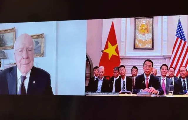 越南国防部长潘文江与美国参议员帕特里克·莱希通电话- Ảnh 1.