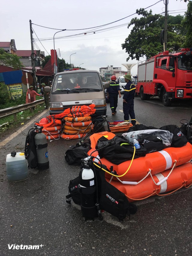 台风“摩羯”袭击导致洪水泛滥，越南多处山体滑坡  一座桥被洪水冲垮倒塌（视频） - Ảnh 2.