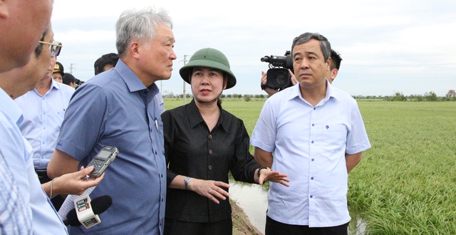 越南政府各位副总理视察南定、太平、和平、海阳、安沛台风灾后恢复工作- Ảnh 3.