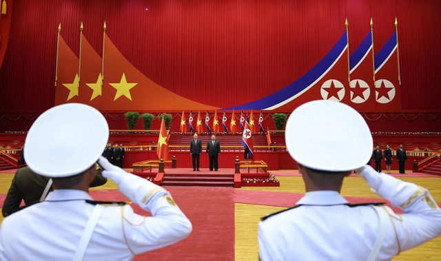 朝鲜劳动党总书记、国务委员长金正恩隆重举行仪式，欢迎越共中央总书记苏林对朝鲜进行国事访问- Ảnh 2.