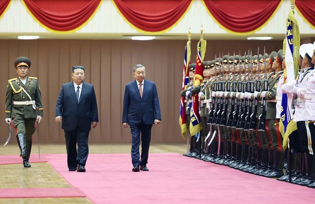朝鲜劳动党总书记、国务委员长金正恩隆重举行仪式，欢迎越共中央总书记苏林对朝鲜进行国事访问- Ảnh 3.