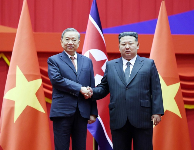 朝鲜劳动党总书记、国务委员长金正恩隆重举行仪式，欢迎越共中央总书记苏林对朝鲜进行国事访问- Ảnh 1.