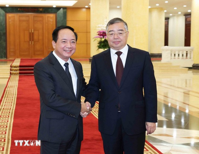 越共中央宣教与民运部部长郑文决与中共中央宣传部部长李书磊举行会谈- Ảnh 1.