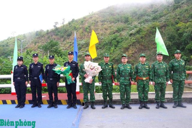 越南莱州省边防部队与中国云南省红河边境管理支队进行边境联合巡逻- Ảnh 1.