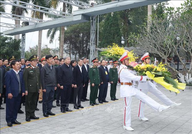 苏林总书记前往河江省渭川国家烈士陵园向英雄烈士献花祭奠- Ảnh 2.