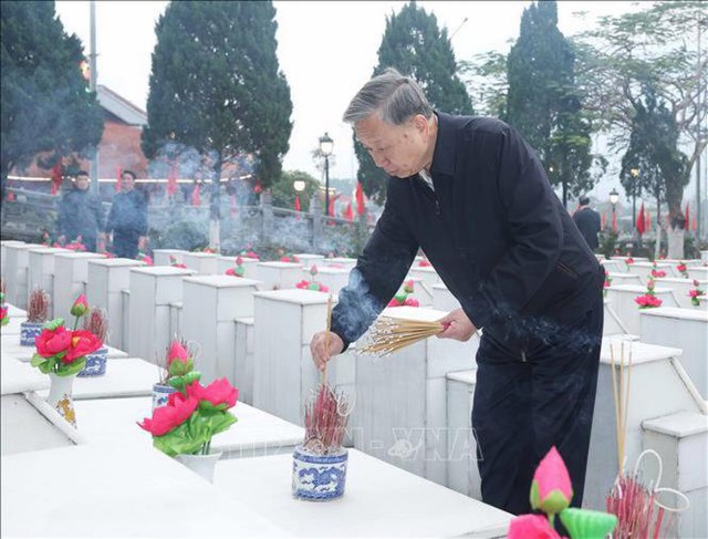 苏林总书记前往河江省渭川国家烈士陵园向英雄烈士献花祭奠- Ảnh 1.