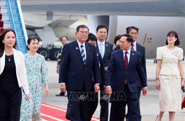 日本首相石破茂和夫人抵达河内 开始对越南进行正式访问- Ảnh 4.