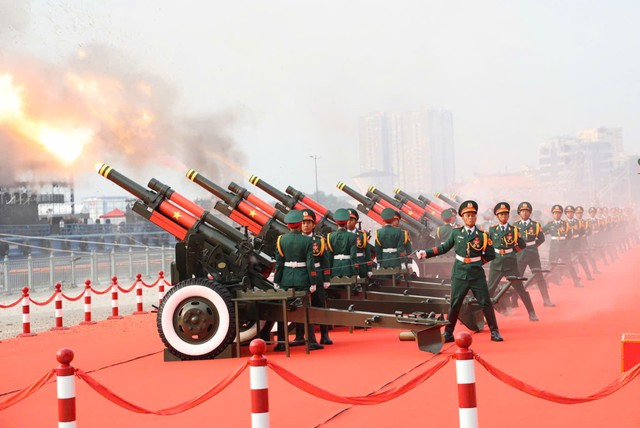越南南方解放、国家统一50周年的国家级阅兵游行活动在胡志明市隆重举行- Ảnh 2.