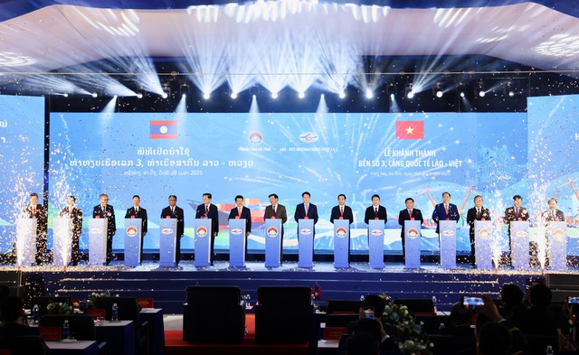 越南国家主席梁强和老挝国家主席通伦•西苏里出席老越国际港口3号码头落成仪式- Ảnh 1.