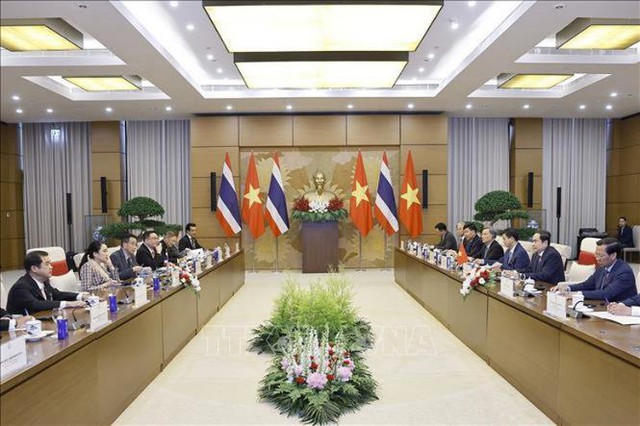 越南国会主席陈青敏会见泰国总理佩通坦- Ảnh 2.