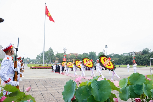 越南党和国家领导人瞻仰胡志明主席陵- Ảnh 1.