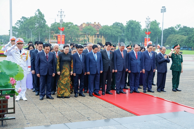 越南党和国家领导人瞻仰胡志明主席陵- Ảnh 2.