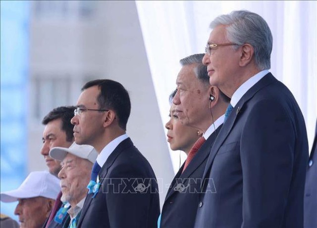 越共中央总书记苏林出席哈萨克斯坦纪念反法西斯卫国战争胜利80周年阅兵式- Ảnh 1.