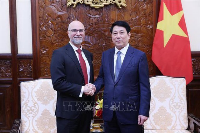 越南国家主席梁强会见加拿大和伊朗驻越大使- Ảnh 1.