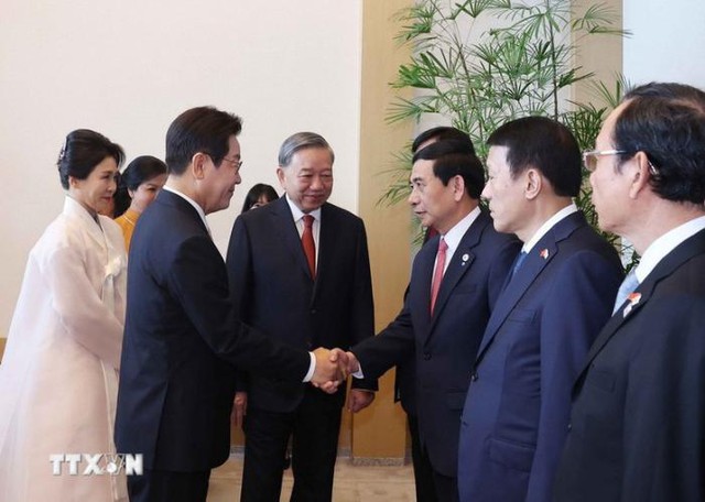 韩国总统举行仪式 欢迎苏林总书记和夫人访问韩国- Ảnh 4.