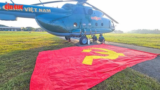 越南空军首次在国庆80周年阅兵联合训练中升旗，为国家盛大节日做好准备- Ảnh 1.