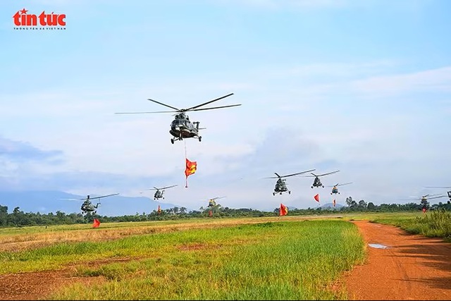 越南空军首次在国庆80周年阅兵联合训练中升旗，为国家盛大节日做好准备- Ảnh 4.