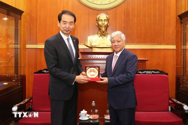 越南祖国阵线中央委员会主席杜文战会见中国驻越南大使何炜- Ảnh 1.
