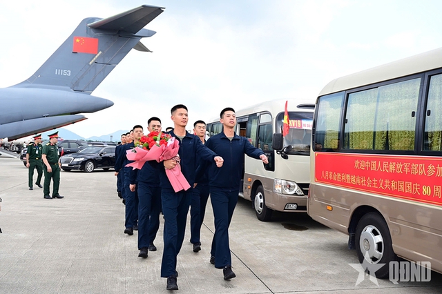 参加越南九.二国庆阅兵式的中国军事代表团抵达河内- Ảnh 2.