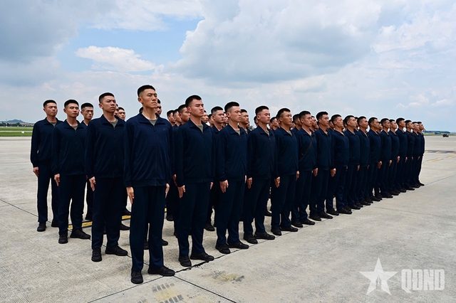 参加越南九.二国庆阅兵式的中国军事代表团抵达河内- Ảnh 4.