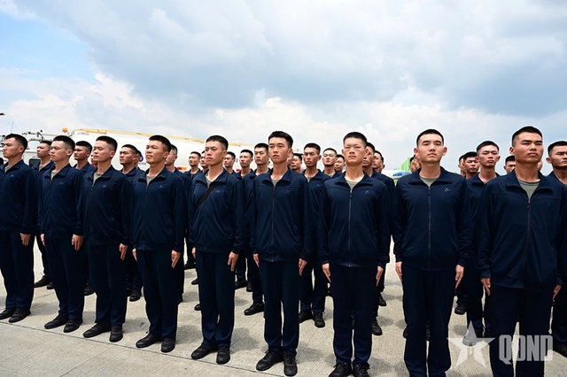 参加越南九.二国庆阅兵式的中国军事代表团抵达河内- Ảnh 3.